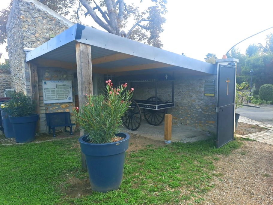 Mise en valeur du corbillard restauré au cimetière